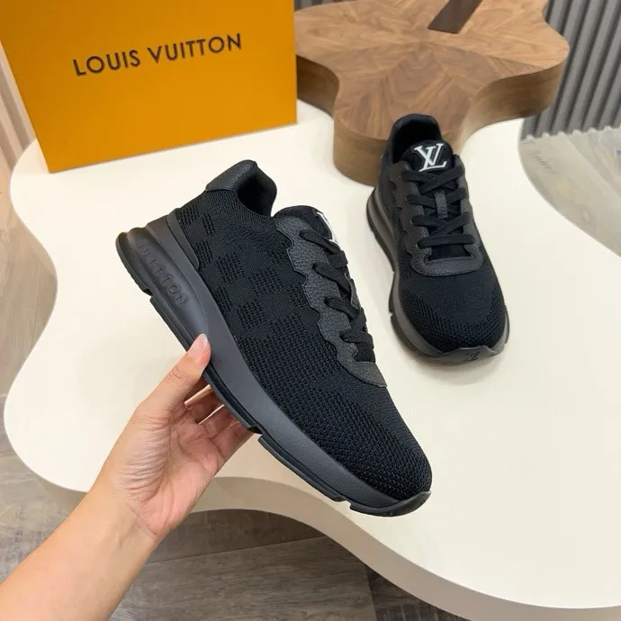 💰 640LV latest sports shoes! Select high-quality Monogram fly-knit fabric and have a square logo on the upper, highlighting the fashion of the 2025 men's series. The high-end and elegant upper made of absorbent film material collides with the dynamic ultra-light sole for texture, and the Louis Vuitton logo embellishes the back and outsole of the shoe.    SIZE 39-44 (38, 46 customized)